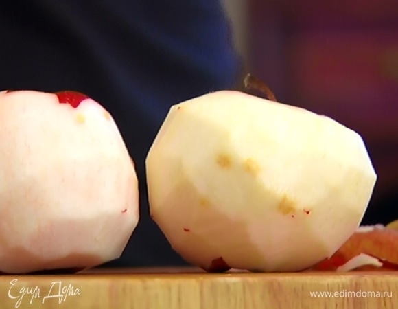 Яблоки очистить от кожуры и, удалив сердцевину, нарезать маленькими кусочками.