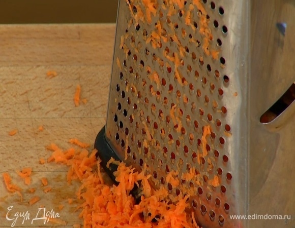 Морковь почистить и натереть на мелкой терке.