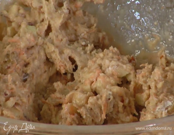 В отдельной миске соединить яблочное пюре, нарезанное яблоко, морковь, влить молоко, оливковое масло и перемешать, затем влить все в сухие ингредиенты и еще раз перемешать.