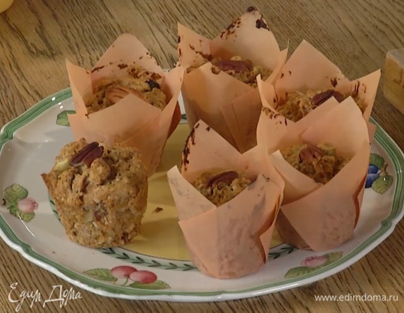 Выпекать маффины в разогретой духовке 20–25 минут.