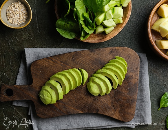 Авокадо и огурец очистите и нарежьте.