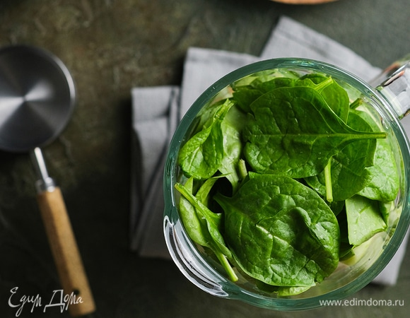 Сложите в стакан блендера яблоки, авокадо, огурец и шпинат.