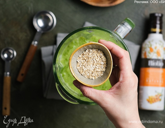 Влейте часть воды и взбейте до состояния кашицы. Засыпьте овсяные хлопья, добавьте мед.