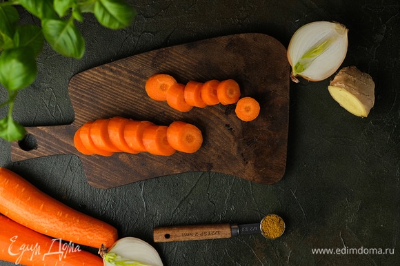 Морковь нарежьте крупными ломтиками, лук — тонкими полукольцами, имбирь и чеснок измельчите.