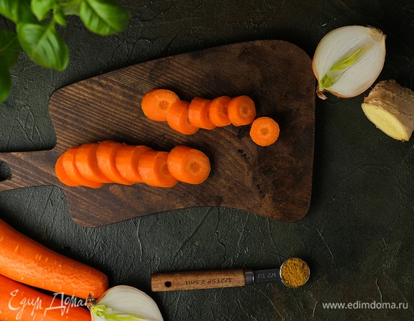 Морковь нарежьте крупными ломтиками, лук — тонкими полукольцами, имбирь и чеснок измельчите.