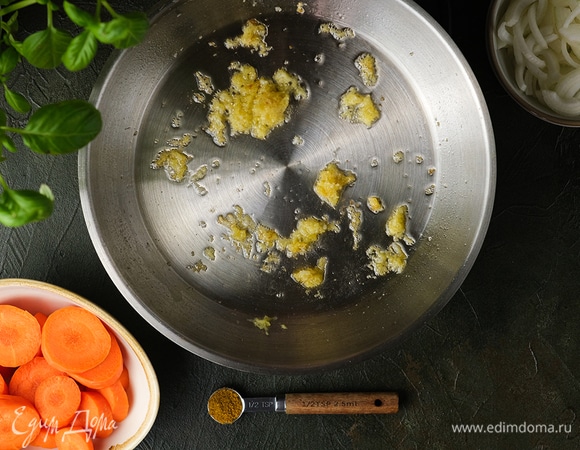 В сковороде разогрейте растительное масло, обжарьте на нем чеснок и имбирь до появления аромата.
