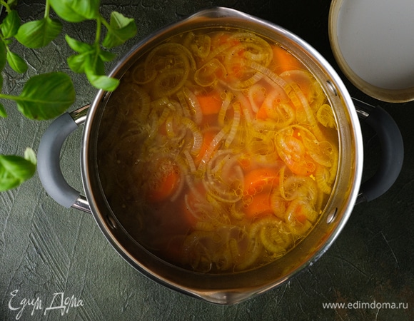 Переложите все в кастрюлю, добавьте морковь, залейте водой и варите в течение 20–25 минут до мягкости под крышкой.