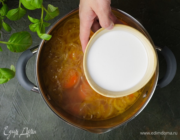 Влейте кокосовое молоко и варите еще 5–7 минут.