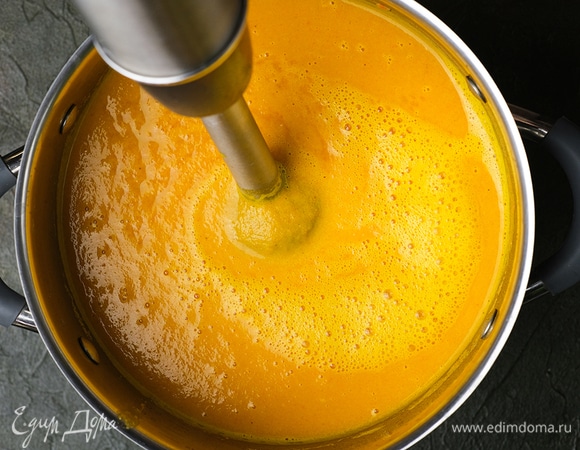 Измельчите суп в пюре с помощью блендера. При необходимости регулируйте густоту водой. Посолите.