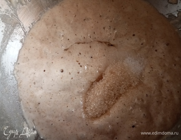 Добавить соль, сахар, растительное масло. Всыпать муку.