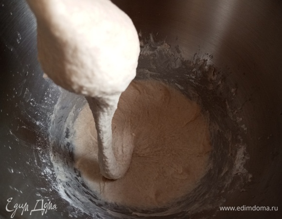 Замесить тесто.
