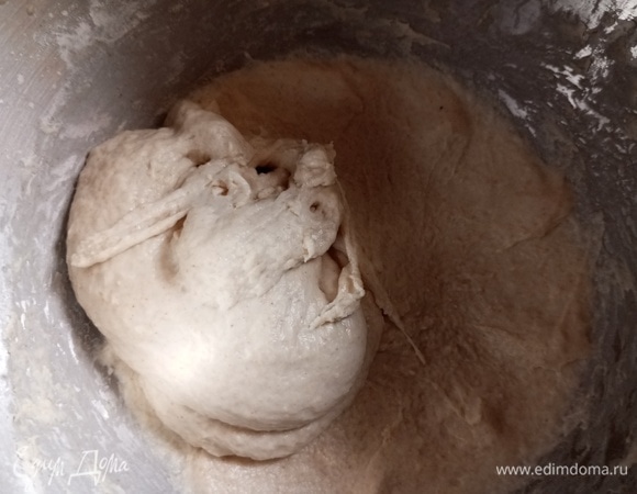 Консистенция теста гуще, чем на оладьи.