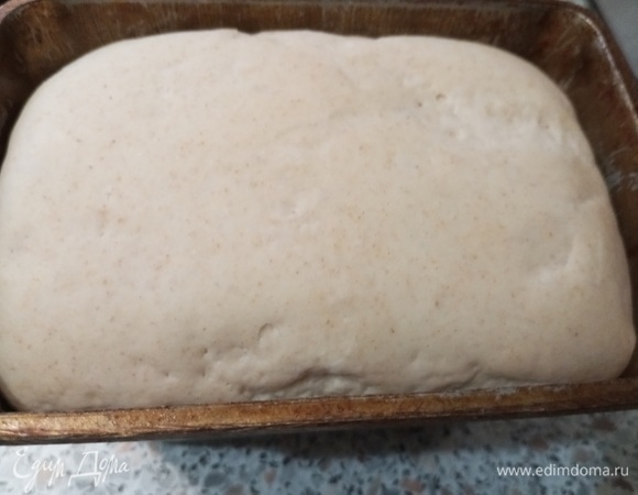 Поднявшееся тесто поставить в разогретую духовку. Выпекать при 200°C 35 минут, из них первые 10 минут с паром.