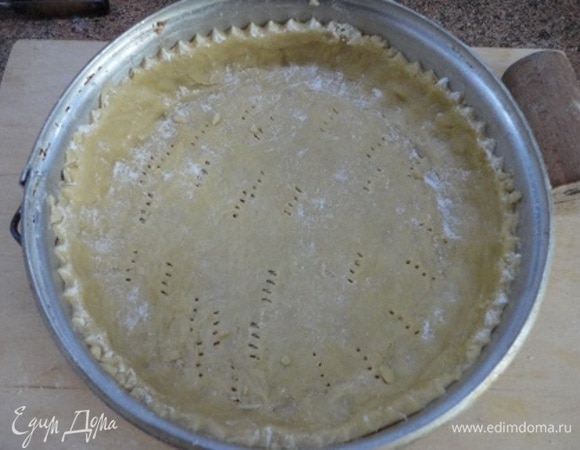 Разогрейте духовку до 180°C. Разъемную форму смажьте маслом, дно лучше застелить пекарской бумагой. Тесто распределить по дну и бокам формы, наколоть вилкой и выпекать 10 минут.