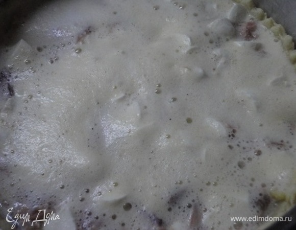 Для начинки твердый сыр натираем на крупной терке, а мягкий сыр нарезаем на кубики. Для заливки взбиваем яйца с солью, перцем и сливками. Выкладываем на тесто тертый сыр и кусочки тунца. Затем посыпаем кубиками сыра и поливаем заливкой.