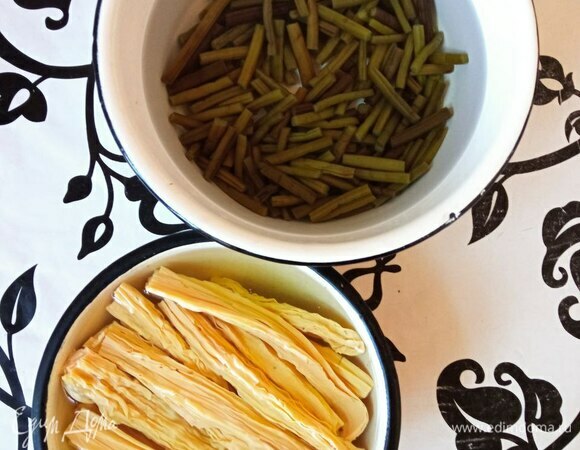 Для приготовления салата сначала нужно замочить папоротник в холодной воде на 6–8 часов. Воду периодически меняем. Спаржу замачиваем на 3 часа.