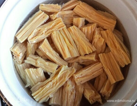 Через 3 часа спаржу вынимаем, промываем. Нарезаем на удобные кусочки и отвариваем в кипящей воде 6 минут.