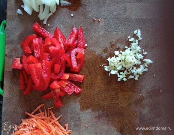 Тем временем подготавливаем все ингредиенты для салата. Морковь трем на терке для корейской моркови, лук режем 1/4 кольцами, болгарский перец — тонкими полосками, перец чили — по вкусу. Я резала колечками и не удаляла семена и перепонки. Количество перца берете по вкусу — можно меньше, можно больше, можно совсем без него, если не любите острое. Чеснок мелко рубим.