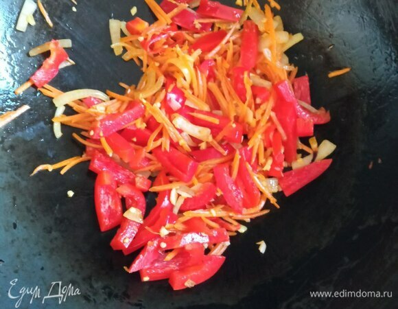 Разогреваем вок, добавляем 2 ст. л. растительного масла. Когда масло сильно нагреется, кладем лук, обжариваем на сильном огне, постоянно помешивая, 1 минуту. Добавляем чеснок и чили, обжариваем полминуты, добавляем морковь. Жарим 2 минуты, постоянно помешиваем все время приготовления. Добавляем болгарский перец и продолжаем жарить еще 1 минуту.