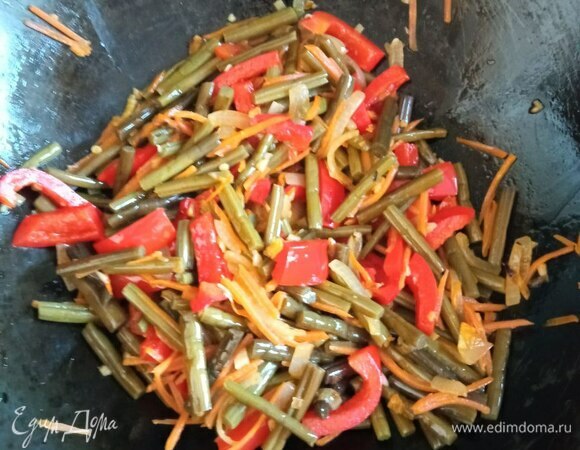 Сливаем и промываем папоротник, добавляем его в вок. Обжариваем еще пару минут. Добавляем соевый соус. Количество соуса зависит от папоротника. Пробуйте в процессе. Если у вас сухая смесь специй, добавьте ее на этом шаге. Все перемешиваем.