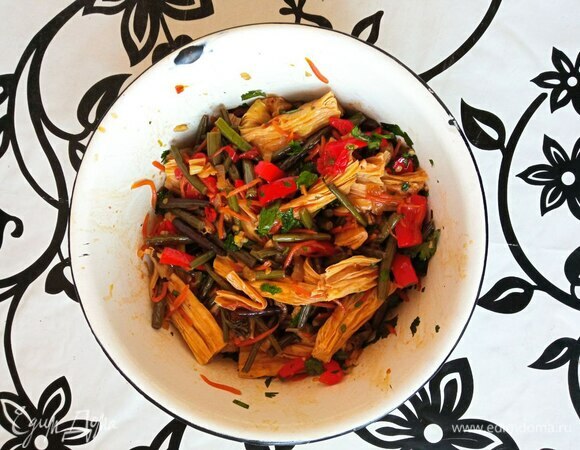 Перекладываем овощи в миску, заправляем, добавляем мелко нарезанную кинзу и перемешиваем. Накрываем крышкой или пленкой и даем остыть и настояться минимум 2 часа.