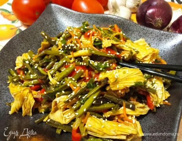 Подаем, посыпав семенами кунжута. Можно подать как самостоятельную закуску или с рисом как основное блюдо. Можно подать как гарнир к мясу. Приятного аппетита!