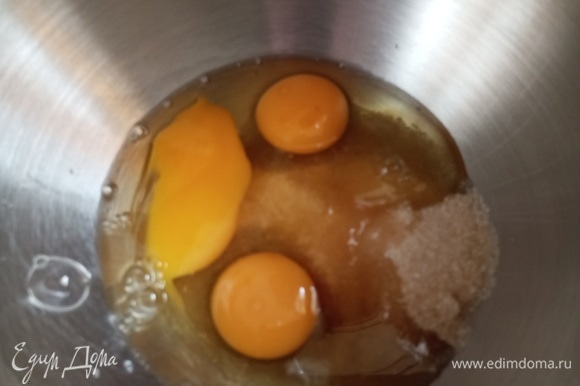 Яйца взбить с сахаром и солью.