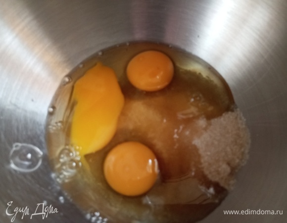 Яйца взбить с сахаром и солью.