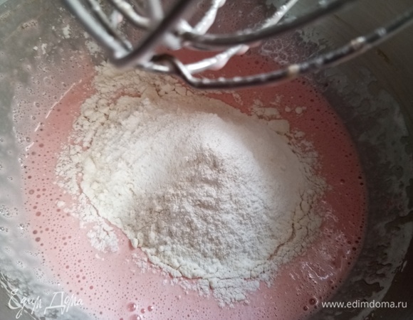 Всыпать муку и разрыхлитель. Перемешать.