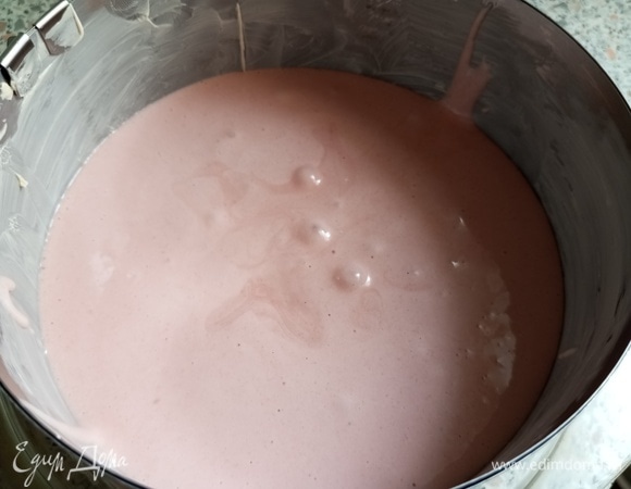 Перелить тесто в смазанную сливочным маслом форму.