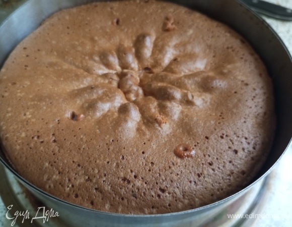 Выпекать в разогретой духовке при 180°C 40–45 минут.