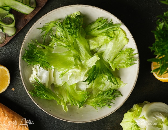 Листья салата порвите руками.