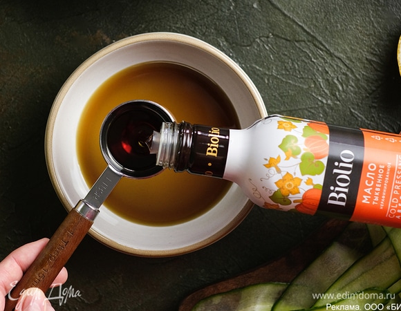 Для заправки соедините тыквенное масло Biolio, лимонный сок, соль и перец. Соус табаско добавляйте по желанию, пару капель.