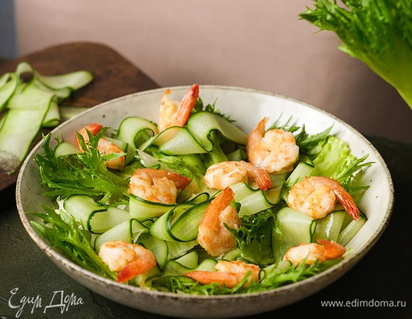 Сверху поместите ленты огурца, креветки и гренки.