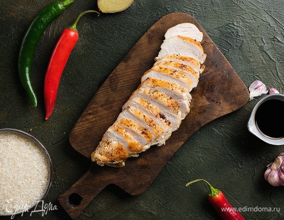 Залейте промытый рис 200 мл воды, добавьте соль и отварите до готовности. Куриную грудку промокните бумажными полотенцами, посолите, поперчите и обжарьте на сухой сковороде до готовности. Дайте мясу отдохнуть и нарежьте его тонкими полосками.