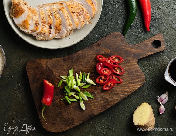 Размороженные креветки освободите от панцирей и просушите бумажными полотенцами. Нарежьте наискосок перец чили и стебли зеленого лука.