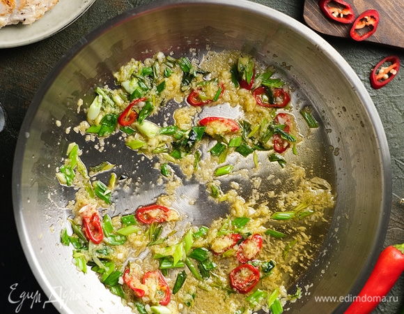 Измельчите чеснок и переложите в сковороду. Имбирь натрите на мелкой терке и также добавьте его к зажарке, перемешайте.