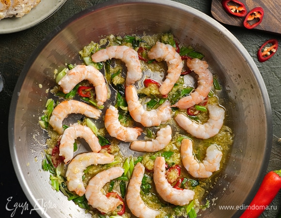 Обжарьте в пряном масле креветки.