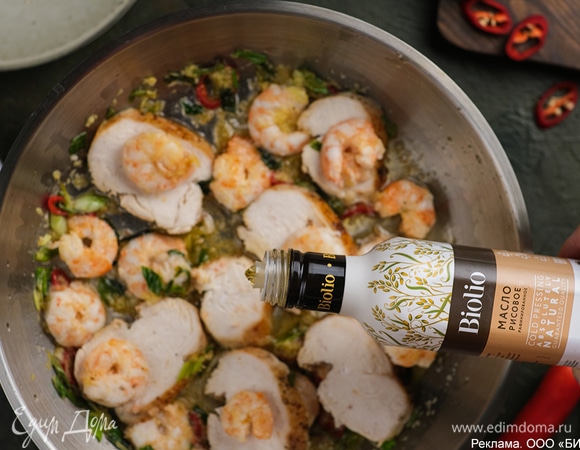 Добавьте нарезанную курицу, перемешайте и жарьте еще 2–3 минуты. По желанию добавьте еще немного рисового масла Biolio.