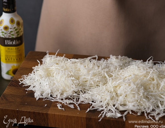 Свежую капусту тонко нашинкуйте.