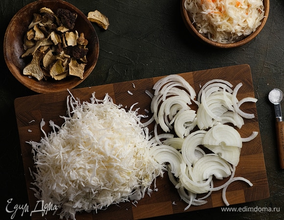 Лук почистите и нарежьте полукольцами.