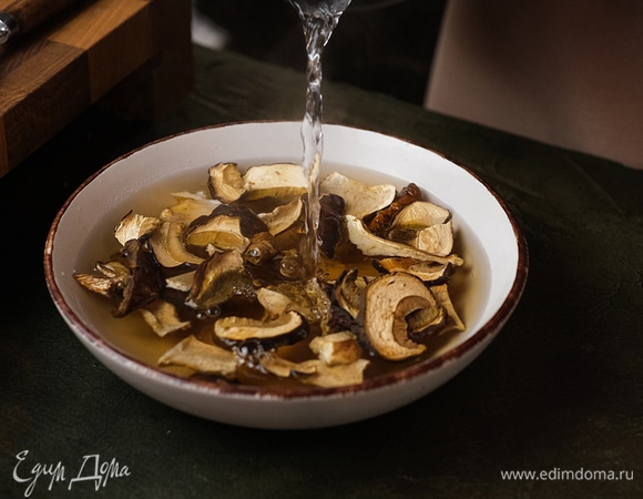 Белые грибы залейте кипятком и дайте постоять 10 минут, затем воду слейте, грибы промойте и нарежьте.