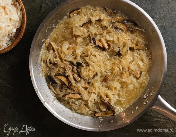 Свежую капусту добавьте к луку, перемешайте, накройте крышкой и прогрейте, затем добавьте грибы, через мелкое сито влейте жидкость, в которой они замачивались, и посолите.