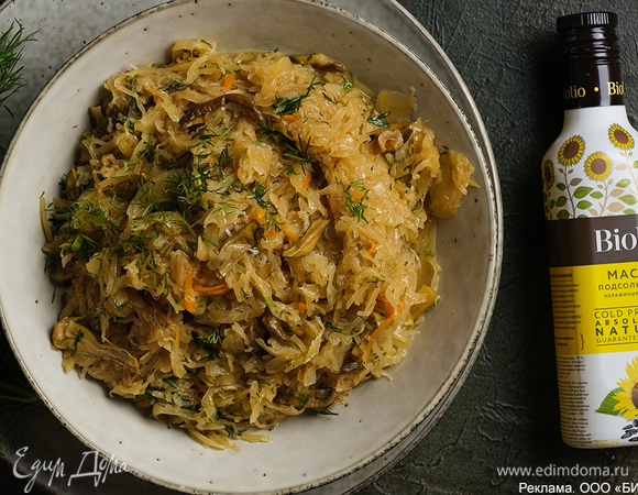 Укроп мелко порубите и посыпьте готовую капусту. Сбрызните блюдо ароматным подсолнечным маслом Biolio.
