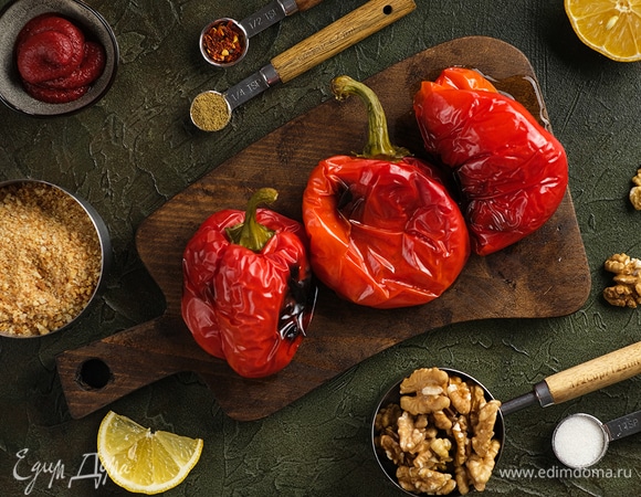 Запеките болгарский перец при 200°C в течение 20 минут, до черных подпалин. Поместите в полиэтиленовый пакет, плотно закройте и оставьте на 20 минут.