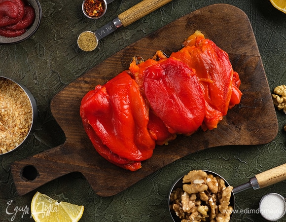 Очистите перец от кожицы, перегородок и семян.