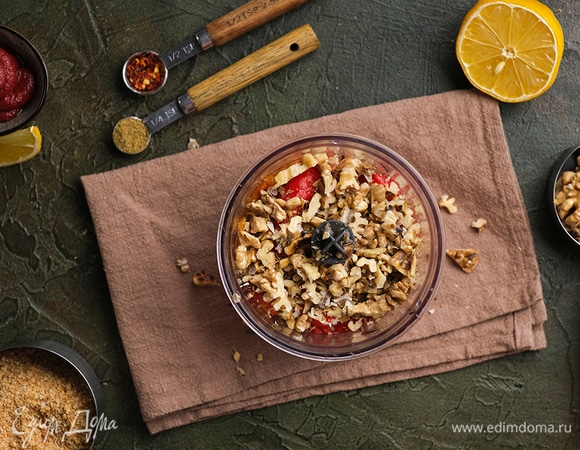 Поместите в чашу блендера кусочки запеченного перца, орехи, сухари.