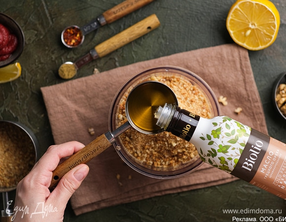 Влейте масло грецкого ореха Biolio, лимонный сок.