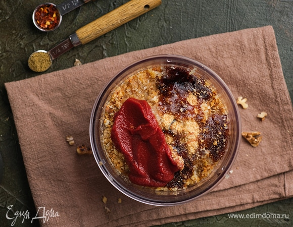 Добавьте томатную пасту, гранатовый соус, чеснок.