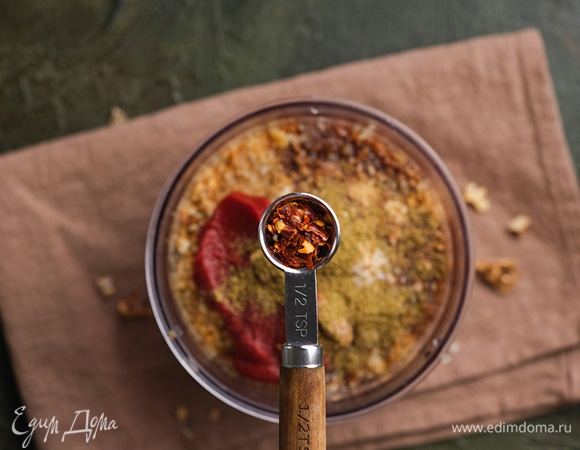 Также поместите в чашу блендера все специи и пряности.